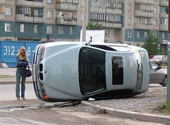 Žena za volantem aneb Jak obrátit Oktávku na střechu (video)